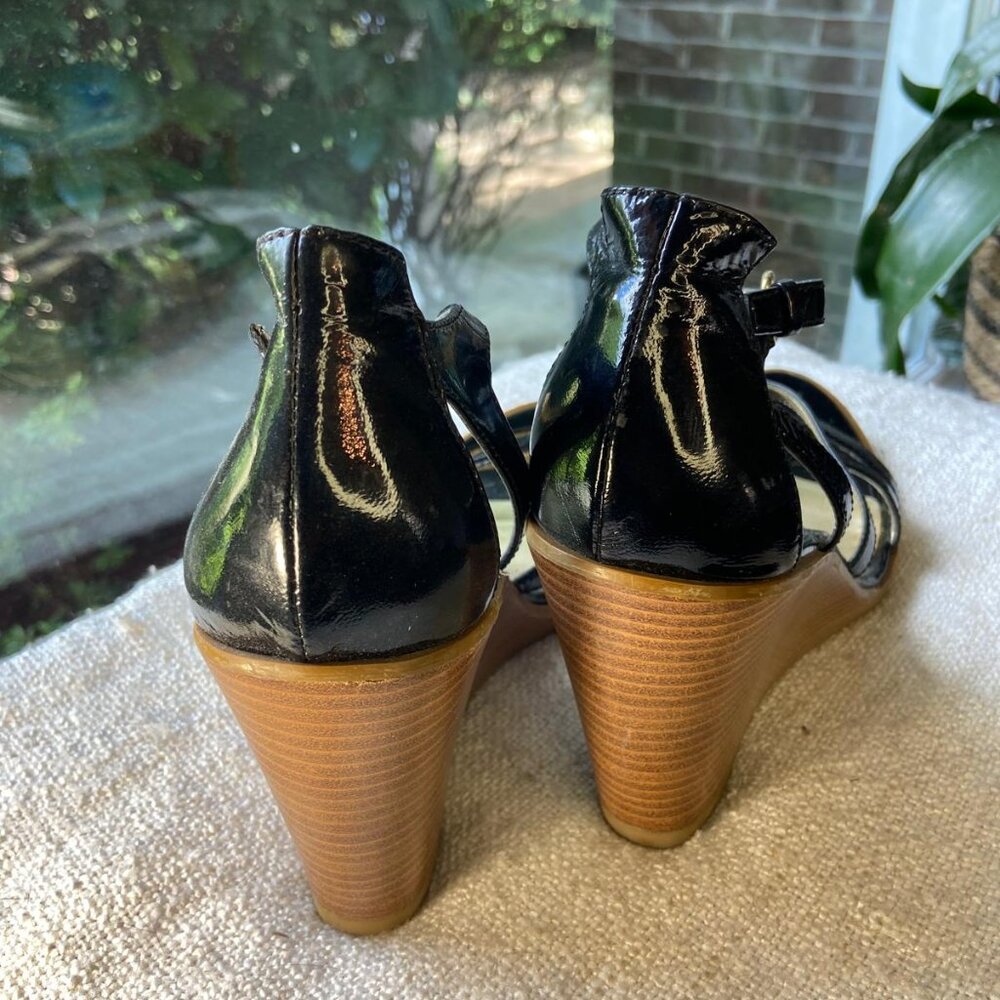 B Makowsky black patent leather BFREILLY wooden wedge sandal, S 9 - Picture 4 of 6